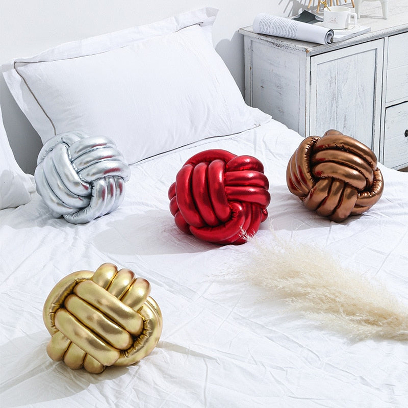 Twist Pillow Knot Round