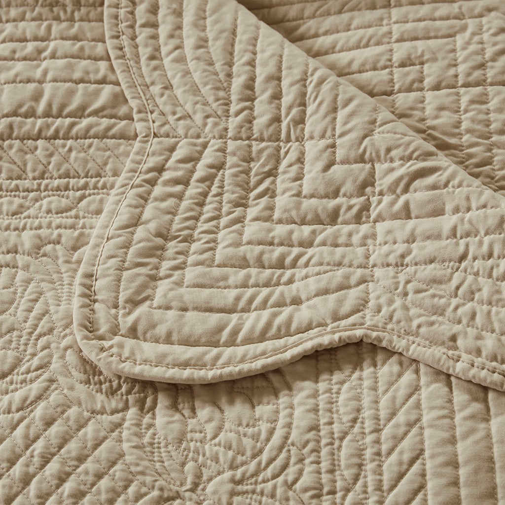 Tuscany Oversized Quilted Throw with Scalloped Edges